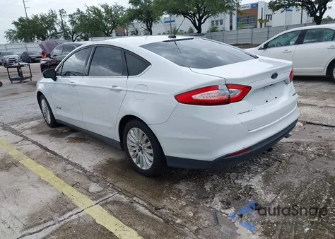 2016 Ford Fusion Hybrid S z USA, uszkodzony, nr VIN 3FA6P0UU8GR292712